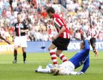 Eindhoven, 23 September 2007 Seizoen 2007/2008 Kompetitewedstrijd PSV-Feyenoord, eindstand 4-0
Danko Lazovic omspeelt Henk Timmer maar weet niet tot scoren te komen.