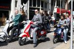 Amsterdam 12 mei 2009
Het blad Grazia organiseert samen met vespa scooters een leuke rally door amsterdam heen. Tobias Ebbinge en Hilmar Mulder
Peter Smulders bv