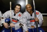 Amsterdam 21 maart 2009
RTL ewn SBS 6 ijshockeyen tegen elkaar op de Jaap Eden baan. humberto tan met Winston Gerschtanowitz
Peter Smulders bv