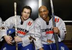 Amsterdam 21 maart 2009
RTL ewn SBS 6 ijshockeyen tegen elkaar op de Jaap Eden baan. humberto tan met Winston Gerschtanowitz
Peter Smulders bv