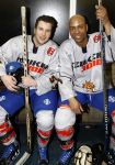Amsterdam 21 maart 2009
RTL ewn SBS 6 ijshockeyen tegen elkaar op de Jaap Eden baan. humberto tan met Winston Gerschtanowitz
Peter Smulders bv