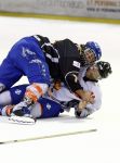 Amsterdam 21 maart 2009
RTL ewn SBS 6 ijshockeyen tegen elkaar op de Jaap Eden baan. Humberto Tan vechtend op het ijs
Peter Smulders bv
