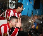 Ferd van Odenhoven
Arnhem, 20 April 2008 Kompetitiewedstrijd Vitesse-PSV, eindstand 0-1 Seizoen 2007/2008
PSV Landskampioen
Ibrahim Afellay, Gomes en Otman Bakkal met de kampioensschaal
