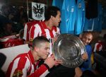 Ferd van Odenhoven
Arnhem, 20 April 2008 Kompetitiewedstrijd Vitesse-PSV, eindstand 0-1 Seizoen 2007/2008
PSV Landskampioen
Doelman Heurelho Gomes samen met Ibrahim Afellay en Otman Bakkal en de kampioensschaal
