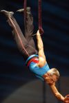 Amsterdam 17 december 2007
Jaap Jongbloed met moeder en kinderen bij tros kerstcircus. Jaap doet trapese act.