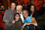 Amsterdam 17 december 2007
Jaap Jongbloed met moeder en kinderen bij tros kerstcircus. Jaap doet trapese act.