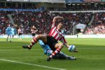 Eindhoven, 13 April 2008 Kampioenswedstrijd PSV-FC Twente, eindstand 1-1 Seizoen 2007/2008. PSV daardoor nog niet kampioen.
Jan Kromkamp in duel met Ejero Elia