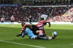 Eindhoven, 13 April 2008 Kampioenswedstrijd PSV-FC Twente, eindstand 1-1 Seizoen 2007/2008. PSV daardoor nog niet kampioen.
Jan Kromkamp in duel met Eljero Elia
