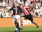 Eindhoven, 23 September 2007 Seizoen 2007/2008 Kompetitewedstrijd PSV-Feyenoord, eindstand 4-0
Tim de Cler in duel met Jan Kromkamp