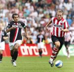 Eindhoven, 23 September 2007 Seizoen 2007/2008 Kompetitewedstrijd PSV-Feyenoord, eindstand 4-0
Giovanniv Bronckhorst in duel met Jan Kromkamp