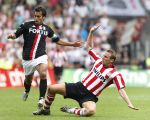Eindhoven, 23 September 2007 Seizoen 2007/2008 Kompetitewedstrijd PSV-Feyenoord, eindstand 4-0
Giovanniv Bronckhorst in duel met Jan Kromkamp