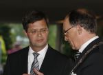 Apeldoorn, 8 Mei 2009
Speciale Herdenkingsdienst voor de slachtoffers van de ramp op Koninginnedag
Veel Politie, overal afzettingen met grote betonblokken.
Jan Peter Balkenende met Fred de Graaf
Foto Peter Smulders
