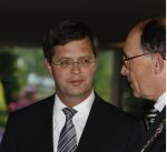 Apeldoorn, 8 Mei 2009
Speciale Herdenkingsdienst voor de slachtoffers van de ramp op Koninginnedag
Veel Politie, overal afzettingen met grote betonblokken.
Jan Peter Balkenende met burgemeester Fred de Graaf 
Foto Peter Smulders
