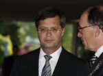 Apeldoorn, 8 Mei 2009
Speciale Herdenkingsdienst voor de slachtoffers van de ramp op Koninginnedag
Veel Politie, overal afzettingen met grote betonblokken.
Jan Peter Balkenende met Fred de Graaf
Foto Peter Smulders
