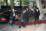Apeldoorn, 8 Mei 2009
Speciale Herdenkingsdienst voor de slachtoffers van de ramp op Koninginnedag
Veel Politie, overal afzettingen met grote betonblokken.
Jan Peter Balkenende Clemens Cornielje ( Commissaris van de Koningin van de Provincie Gelderland )
Foto Peter Smulders