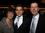 Hilversum 5 maart 2009
Uitreiking gouden buma harpen in studi 21. Jan Smit krijgt uit handen van Marco Borsato de ouvre award. Yolanthe Cabau v Kasbergen presenteert het programma   . jan met zijn ouders
Peter Smulders bv
