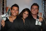Amsterdam, 11 Juli 2008
Jan Smit met zijn vriendin Yolanthe Cabau en manager Jaap Buys
met zijn nieuwe wassenbeeld en tevens nieuwe singlle release