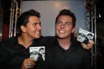 Amsterdam, 11 Juli 2008
Jan Smit met zijn vriendin Yolanthe Cabau en manager Jaap Buys
met zijn nieuwe wassenbeeld en tevens nieuwe singlle release