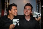 Amsterdam, 11 Juli 2008
Jan Smit met zijn vriendin Yolanthe Cabau en manager Jaap Buys
met zijn nieuwe wassenbeeld en tevens nieuwe singlle release