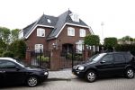 Volendam 19 mei 2009
Vandaag werd bekend gemaakt dat Yolanthe Cabau v Kasbergen en Jan smit na 2 en een half jaar hun relatie hebben verbroken. Voor hun huis stond veel pers en fans.
Peter Smulders bv