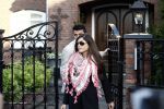 Volendam 19 mei 2009
Vandaag werd bekend gemaakt dat Yolanthe Cabau v Kasbergen en Jan smit na 2 en een half jaar hun relatie hebben verbroken. Voor hun huis stond veel pers en fans.
Peter Smulders bv