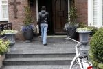 Volendam 19 mei 2009
Vandaag werd bekend gemaakt dat Yolanthe Cabau v Kasbergen en Jan smit na 2 en een half jaar hun relatie hebben verbroken. Voor hun huis stond veel pers en fans.
Peter Smulders bv