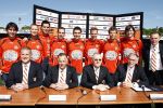 Volendam 20 mei 2009
Jan Smit Nick en Simon en de 3J's worden volgend seizoen onder de naam Votown de nieuwe hoofdsponsor van voetbalclub Volendam.
Peter Smulders bv