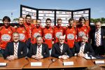 Volendam 20 mei 2009
Jan Smit Nick en Simon en de 3J's worden volgend seizoen onder de naam Votown de nieuwe hoofdsponsor van voetbalclub Volendam.
Peter Smulders bv