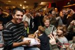 Volendam 1 maart 2008
Jan Smit met fans in winkel in volendam.
Peter Smulders bv