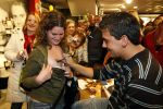 Volendam 1 maart 2008
Jan Smit met fans in winkel in volendam. Jan zet handtekening op borst van fan
Peter Smulders bv