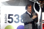 Schiphol Oost 2 november 2007
Gordon bij presentatie radio 538 met Jan Willem Bruggenwirth  en Kimberly Berkt en ......
