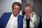 Naarden 30 januari 2009
Jan des Bouvrie krijgt een koninklijke onderscheiding, lintje bij het arsenaal. Jan des Bouvrie met moeder en familie
Peter Smulders bv