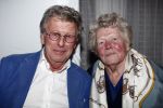 Naarden 30 januari 2009
Jan des Bouvrie krijgt een koninklijke onderscheiding, lintje bij het arsenaal. Jan des Bouvrie met moeder en familie
Peter Smulders bv