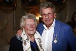 Naarden 30 januari 2009
Jan des Bouvrie krijgt een koninklijke onderscheiding, lintje bij het arsenaal. Jan des Bouvrie met moeder en familie
Peter Smulders bv