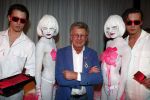 Naarden 30 januari 2009
Jan des Bouvrie krijgt een koninklijke onderscheiding, lintje bij het arsenaal. Naakt modellen beschilderen kubus bank van Jan des Bouvrie
Peter Smulders bv