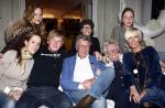 Naarden 30 januari 2009
Jan des Bouvrie krijgt een koninklijke onderscheiding, lintje bij het arsenaal. Jan des Bouvrie met moeder en familie
Peter Smulders bv