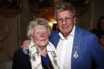 Naarden 30 januari 2009
Jan des Bouvrie krijgt een koninklijke onderscheiding, lintje bij het arsenaal. Jan des Bouvrie met moeder en familie
Peter Smulders bv