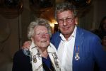 Naarden 30 januari 2009
Jan des Bouvrie krijgt een koninklijke onderscheiding, lintje bij het arsenaal. Jan des Bouvrie met moeder en familie
Peter Smulders bv