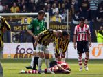 Arnhem, 20 April 2008 Kompetitiewedstrijd Vitesse-PSV, eindstand 0-1 Seizoen 2007/2008
PSV Landskampioen
Ibrahim Afellay is onderuit gehaald door Jasar Takak ( krijgt een gele kaart ) van scheidsrechter Erik Braamhaar No. 11 Juan Lorca