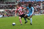Eindhoven, 13 April 2008 Kampioenswedstrijd PSV-FC Twente, eindstand 1-1 Seizoen 2007/2008. PSV daardoor nog niet kampioen.
Jason Culina in duel met Edson Braafheid
