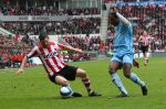 Eindhoven, 13 April 2008 Kampioenswedstrijd PSV-FC Twente, eindstand 1-1 Seizoen 2007/2008. PSV daardoor nog niet kampioen.
Jason Culina in duel met Edson Braafheid