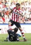 Eindhoven, 23 September 2007 Seizoen 2007/2008 Kompetitewedstrijd PSV-Feyenoord, eindstand 4-0
Jason Culina omspeelt Andre Bahia