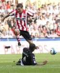Eindhoven, 23 September 2007 Seizoen 2007/2008 Kompetitewedstrijd PSV-Feyenoord, eindstand 4-0
Jason Culina omspeelt Andre Bahia