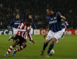Eindhoven, 12 December 2007
Champions League wedstrijd PSV-Internationale Milan, eindstand 0-1 Seizoen 2007/2008
Jefferson Farfan in duel met Marco Materazzi