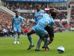 Eindhoven, 13 April 2008 Kampioenswedstrijd PSV-FC Twente, eindstand 1-1 Seizoen 2007/2008. PSV daardoor nog niet kampioen.
Jefferson Farfan in duel met Edson Braafheid