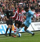 Eindhoven, 13 April 2008 Kampioenswedstrijd PSV-FC Twente, eindstand 1-1 Seizoen 2007/2008. PSV daardoor nog niet kampioen.
Jefferson Farfan in duel met Edson Braafheid