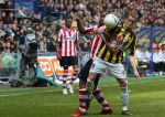 Arnhem, 20 April 2008 Kompetitiewedstrijd Vitesse-PSV, eindstand 0-1 Seizoen 2007/2008
Jefferson Farfan in duel met Gill Swerts