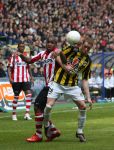 Arnhem, 20 April 2008 Kompetitiewedstrijd Vitesse-PSV, eindstand 0-1 Seizoen 2007/2008
Jefferson Farfan in duel met Gill Swerts