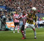 Arnhem, 20 April 2008 Kompetitiewedstrijd Vitesse-PSV, eindstand 0-1 Seizoen 2007/2008
Jefferson Farfan in duel met Gill Swerts