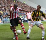 Arnhem, 20 April 2008 Kompetitiewedstrijd Vitesse-PSV, eindstand 0-1 Seizoen 2007/2008
Jefferson Farfan in duel met Gill Swerts en Jasar Takak